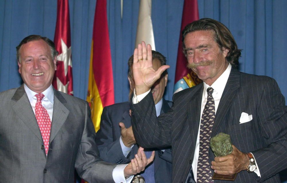 MADRID 15.07.02.- El periodista Miguel de la Cuadra Salcedo (d) saluda a los asistentes al acto en el que recibió de manos del alcalde de Madrid, José María Alvarez del Manzano (d), el premio "Mayores en Acción 2002" por su trayectoria profesional y humana y por "ser una persona mayor que sirve de ejemplo a la sociedad". El premio está patrocinado por la Confederación Española de Organizaciones de Mayores (CEOMA). EFE/Alberto Martín