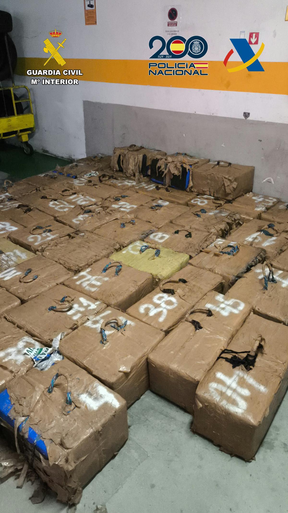 Fardos de cocaína incautados en el momento en que estaban siendo descargados en la playa de Arnela.