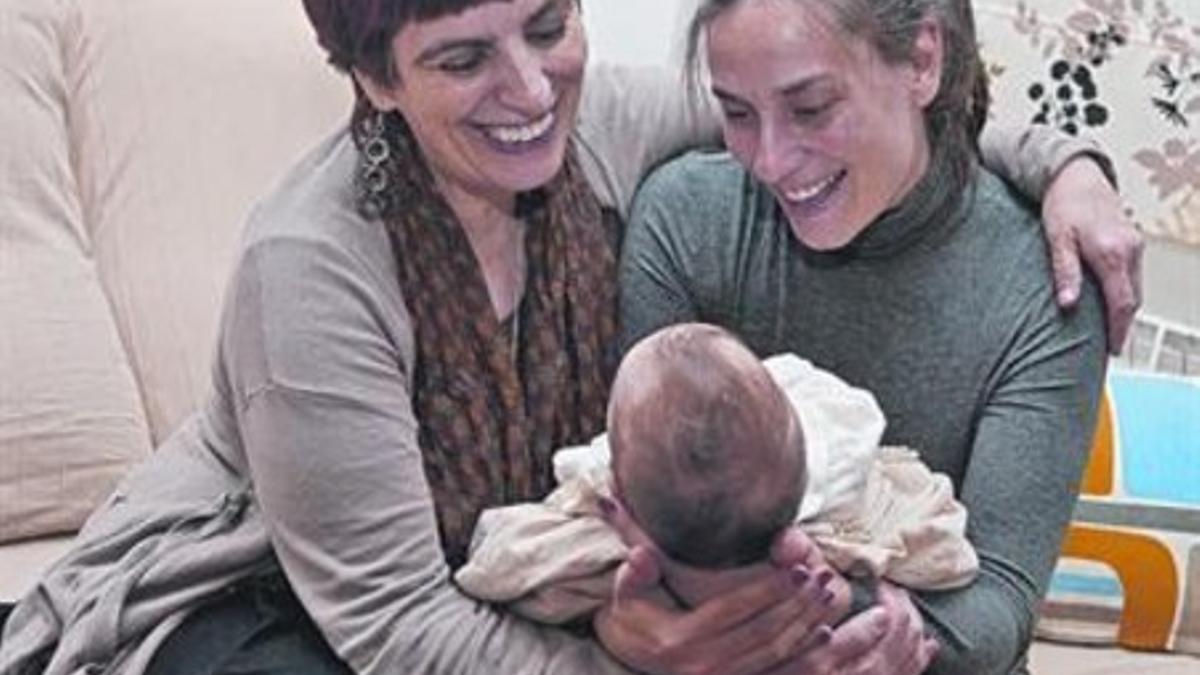 El apoyo 8 La 'doula' Clara Vergès, con Anna Laia Canela y su hija Mila, ayer.