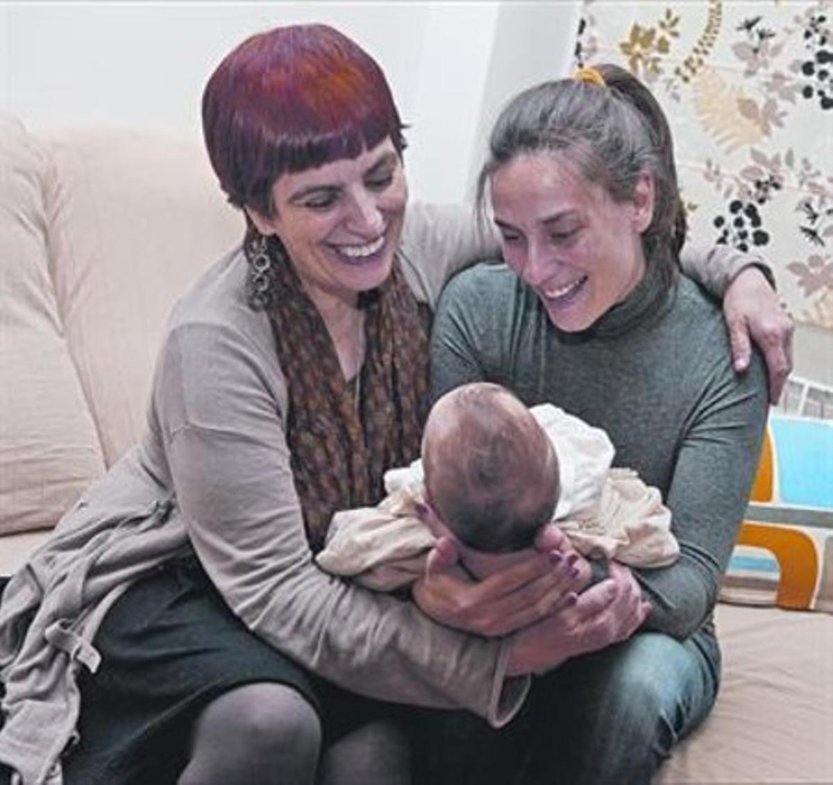 El apoyo 8 La 'doula' Clara Vergès, con Anna Laia Canela y su hija Mila, ayer.