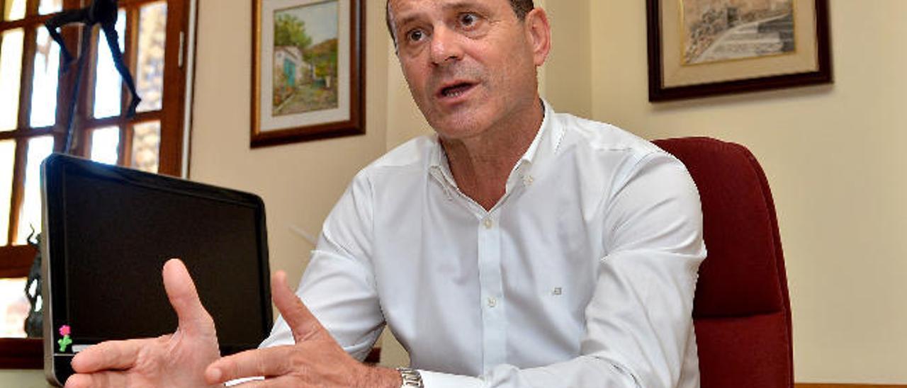 El alcalde de Agüimes, Óscar Hernández, durante esta entrevista, en su despacho.