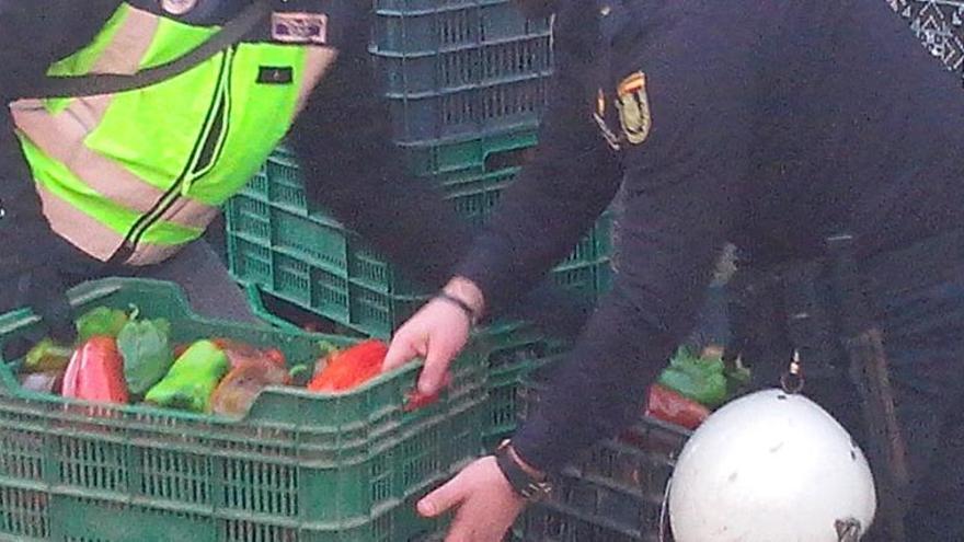 Dos agentes de la Policía Nacional en el momento de la incautación.