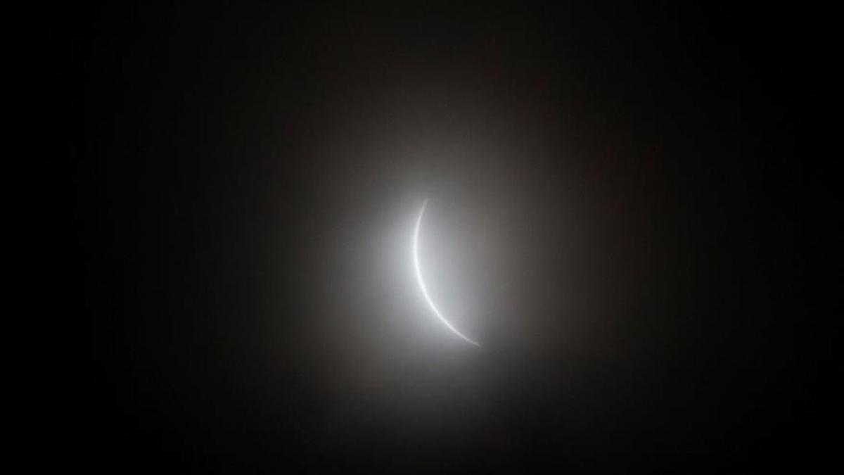 Imatge del 2015 que mostra com es veu l’eclipsi quan falta un minut i pocs segons per començar el total