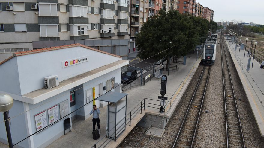 Cortada 25 minutos la línea de Cercanías C3 en València por la lluvia