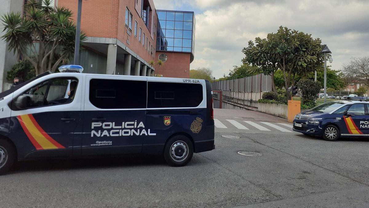 La Policía Nacional, en la Comisaría de Gijón.