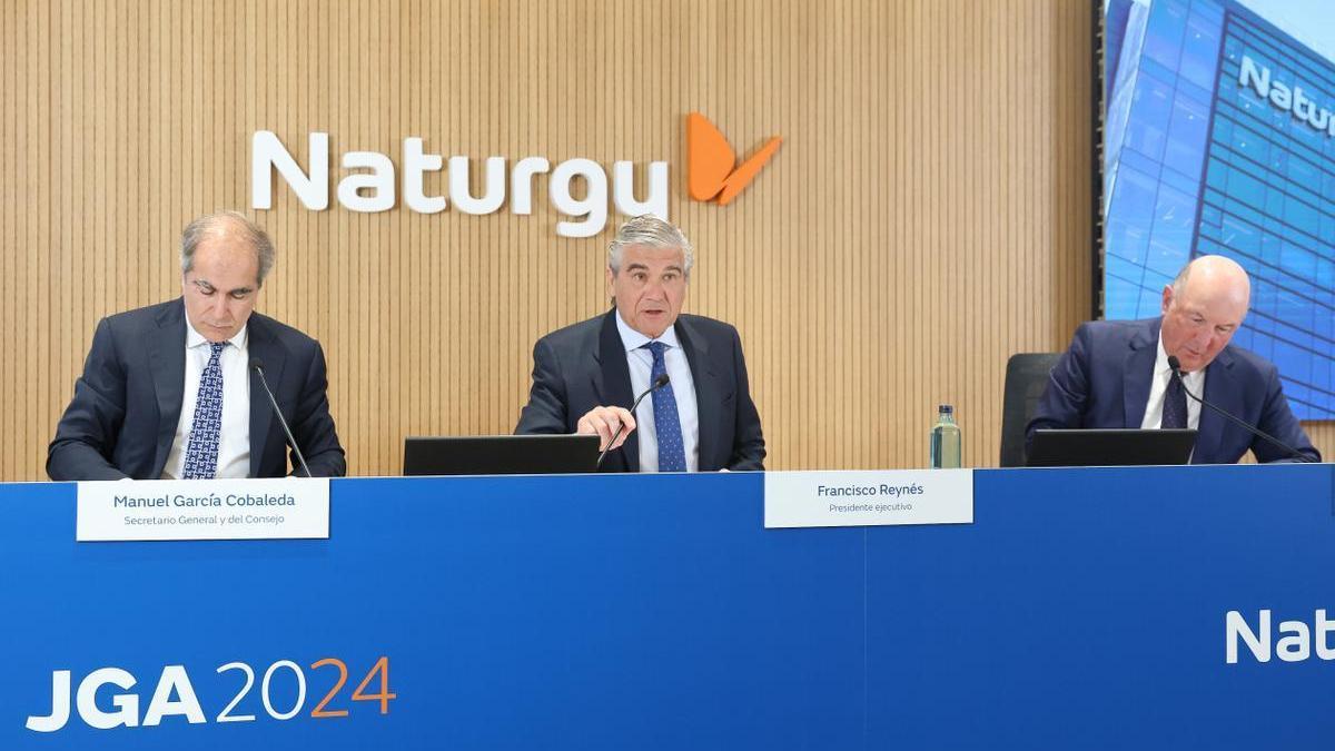 El secretario general de Naturgy, Manuel García Cobaleda, el CEO, Francisco Reynés, y el notario Fernando de la Cámara.