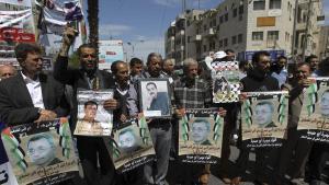Palestinos protestan frente a una prisión militar, durante una protesta en contra de la muerte de un prisionero enfermo de cáncer. 