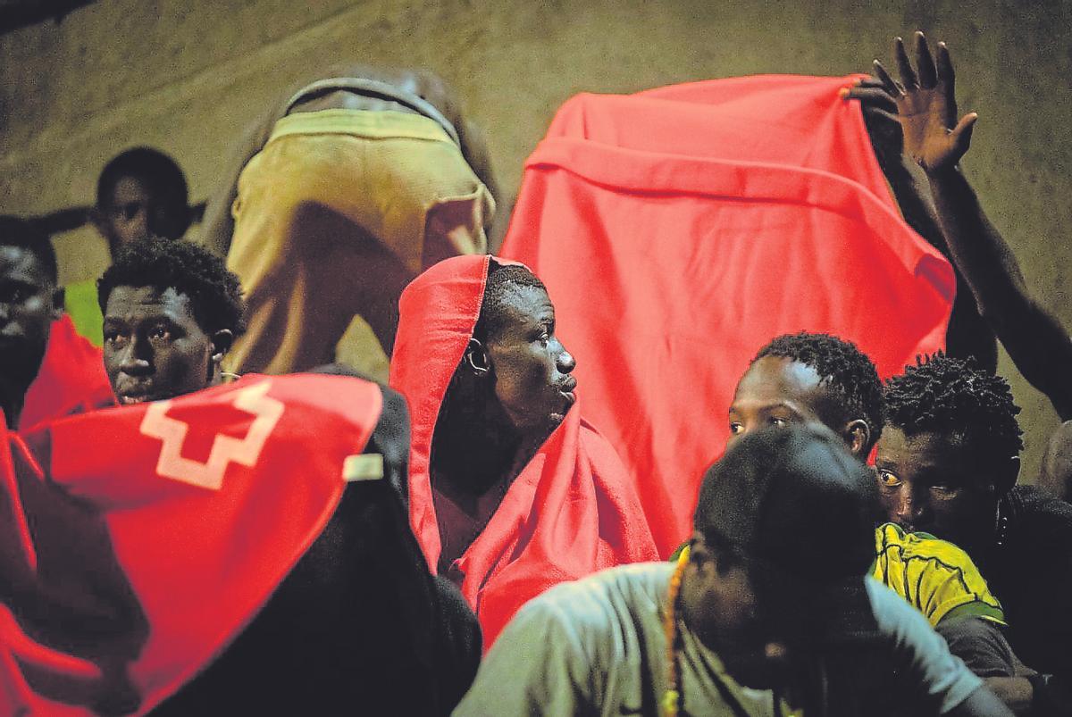 Varios jóvenes migrantes nada más llegar a Tenerife, el pasado noviembre, en una barcaza.