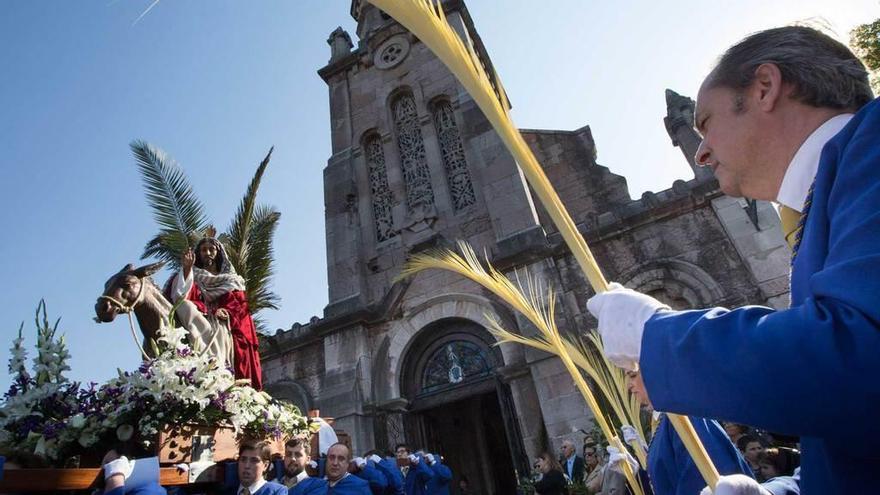 A la izquierda, el paso de la Borriquilla delante de la iglesia de San Pedro de los Arcos, y arriba y abajo, asistentes a la procesión.