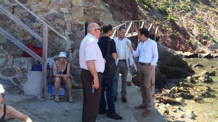 El conseller Marc Pons y el alcalde Nadal Torres visitaron ayer el Port de Valldemossa.