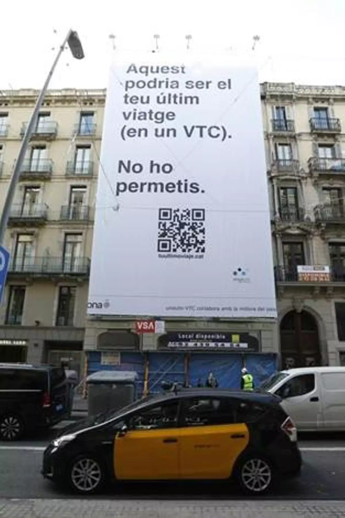 La patronal de VTC sorprende con una lona gigante en Barcelona durante la huelga del taxi