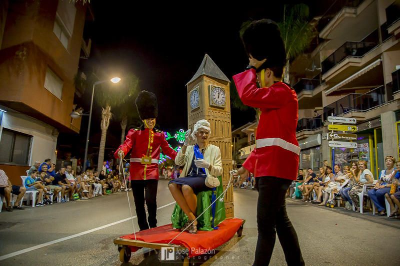 Una ola de color inunda las calles de La Nucía