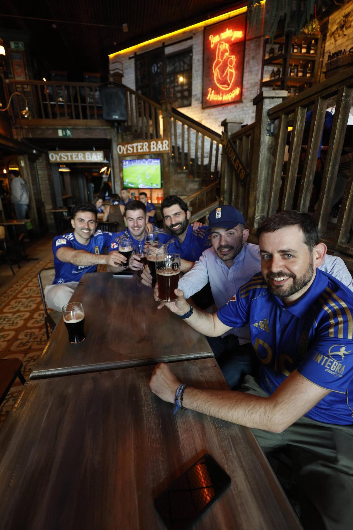 En imágenes: El oviedismo tiñe Madrid de azul en una previa muy asturiana