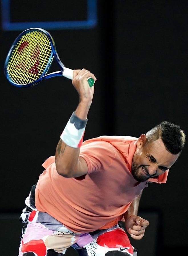 Nick Kyrgios rompe su raqueta durante el partido contra Rafa Nadal durante el Open de Australia en Melbourne Park.