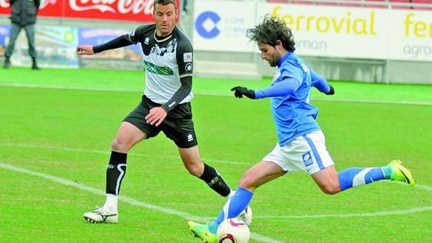 En la fotografía superior, Abasolo trata de controlar un balón ante un contrario. Debajo, un disparo de Manu Busto. | lof