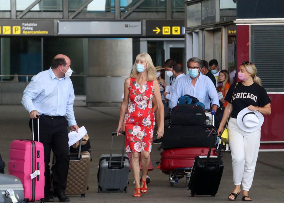 Turistas llegando al aeropuerto de Málaga