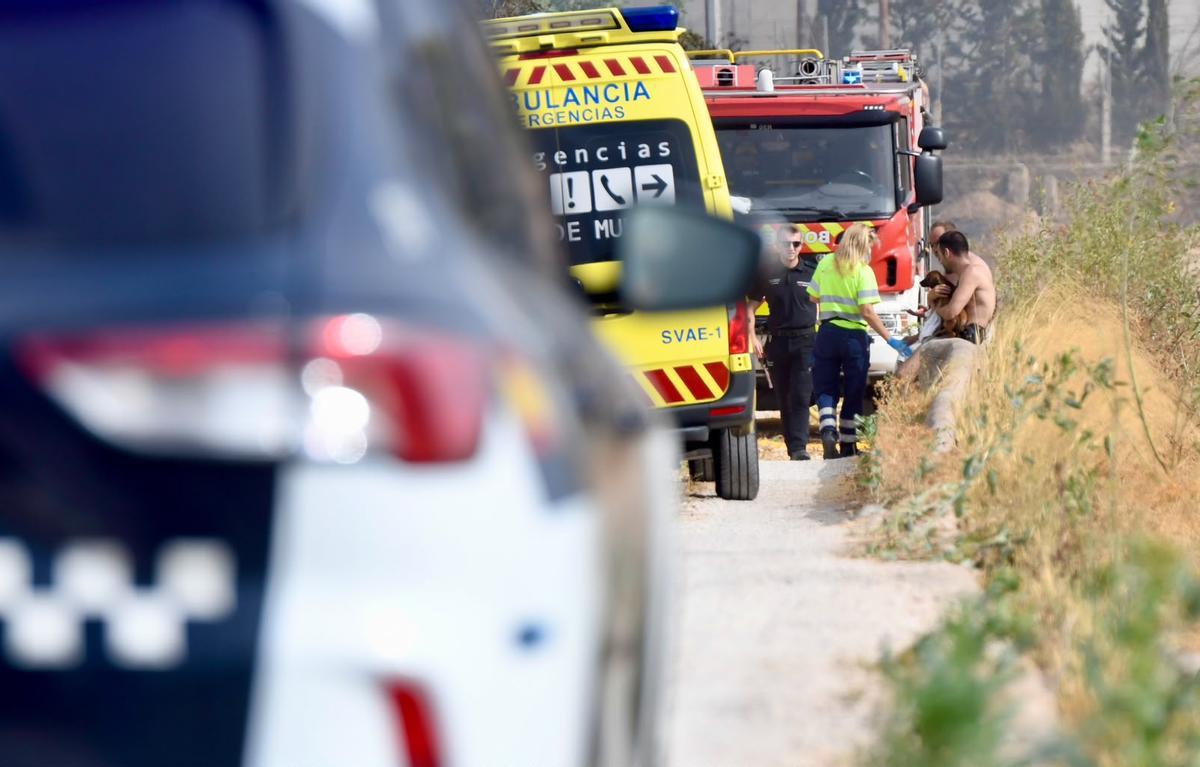 Dos heridos por quemaduras al intentar apagar el incendio que se propagó a su vivienda en Cabezo de Torres.