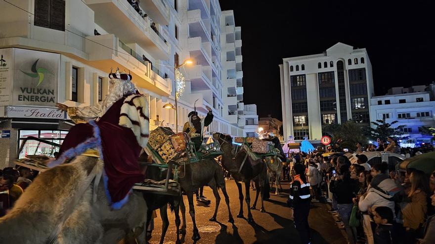 Los Reyes Magos desatan la locura ante 30.000 personas en la Cabalgata de Arrecife