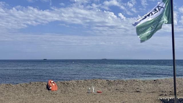 Socorrismo en versión silla de chiringuito en Platja d’en Bossa | M. T. M.