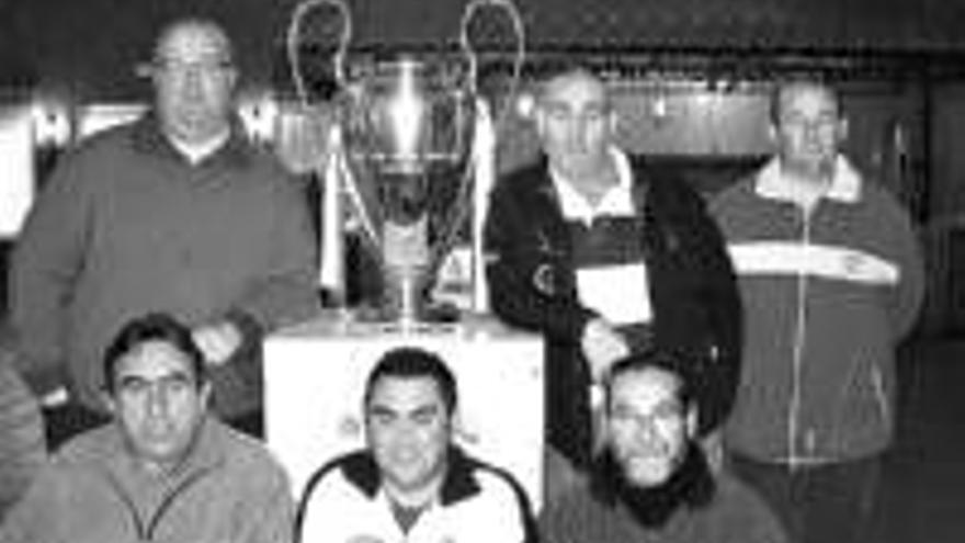 Villafranca de los Barros acoge una exposición con diversos trofeos históricos del Real Madrid