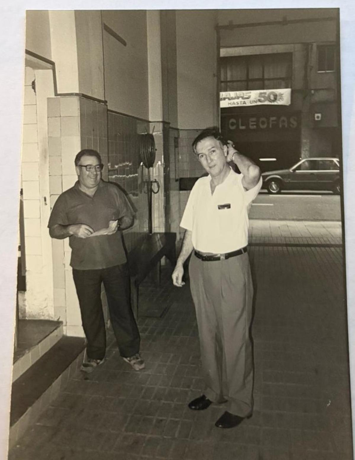 José Rocha hijo, gerente del garaje Avenida, con el sereno del aparcamiento, en el año 92, cuando la calle aún no era peatonal.