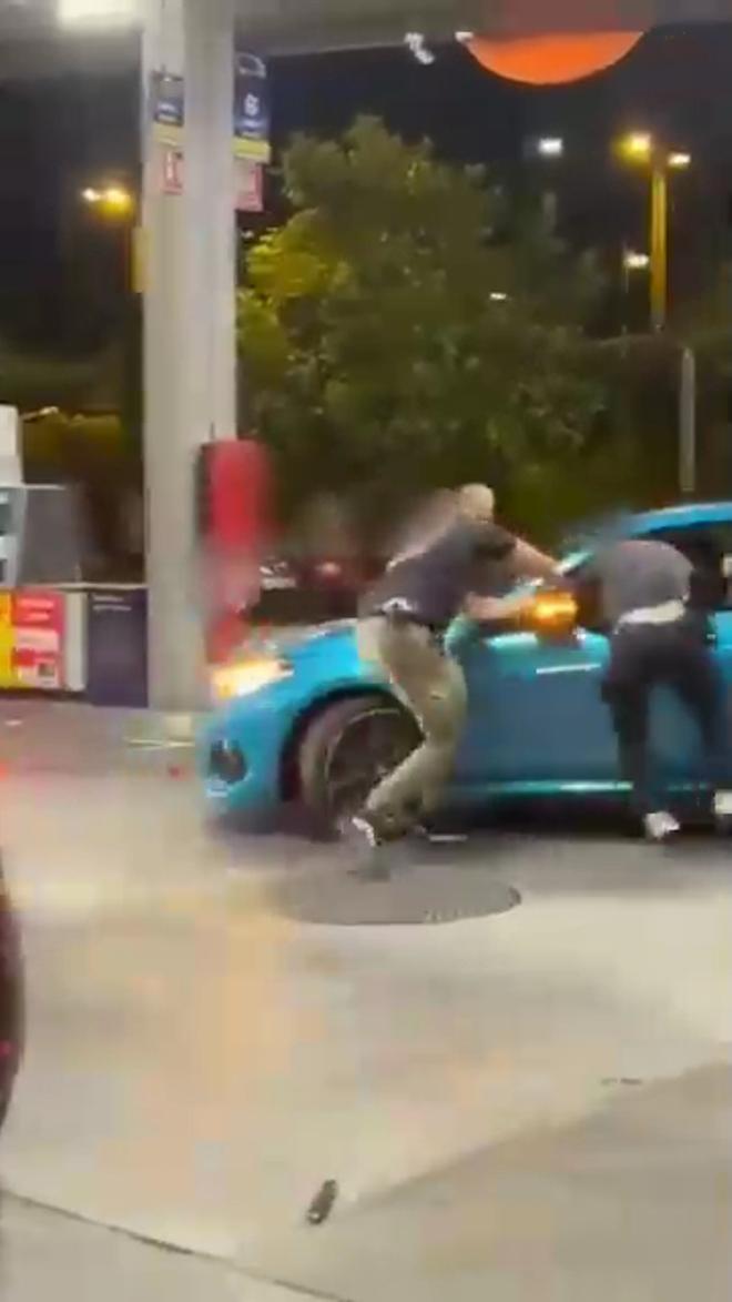 Así ha sido la embestida de un coche robado a los Mossos en una gasolinera de Badalona
