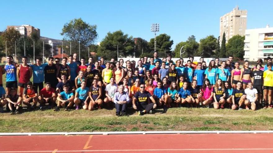 Foto de familia con los atletas del UCAM Cartagena