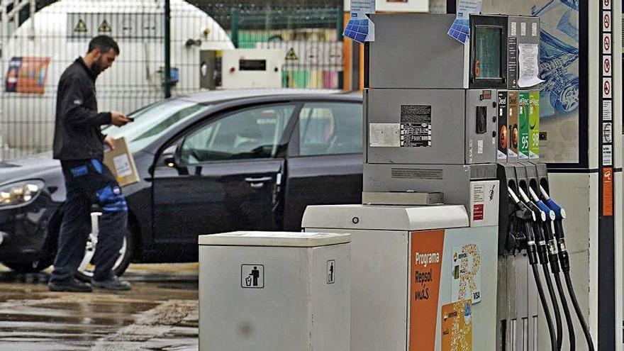 Un conductor fa benzina en una estació de servei de Girona.