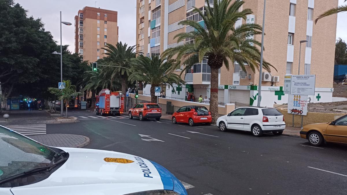 Efectivos de emergencia en el lugar del incendio en Santa Cruz de Tenerife.