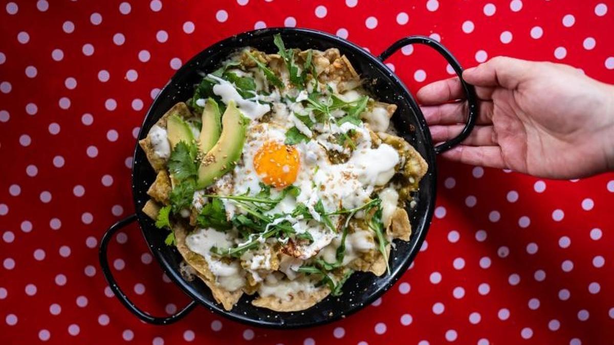 Uno de los chilaquiles que sirven en Casi Esquina.