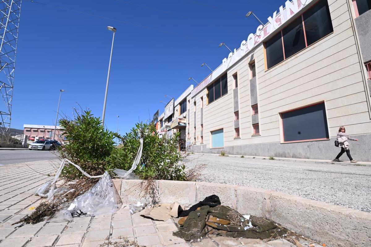 Suciedad junto a una de las aceras del enclave industrial de Carrús