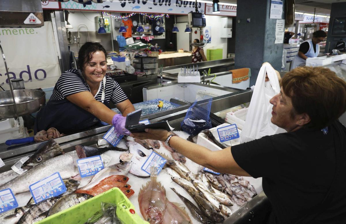 Una clienta comprando pescado en Vigo. | ALBA VILLAR