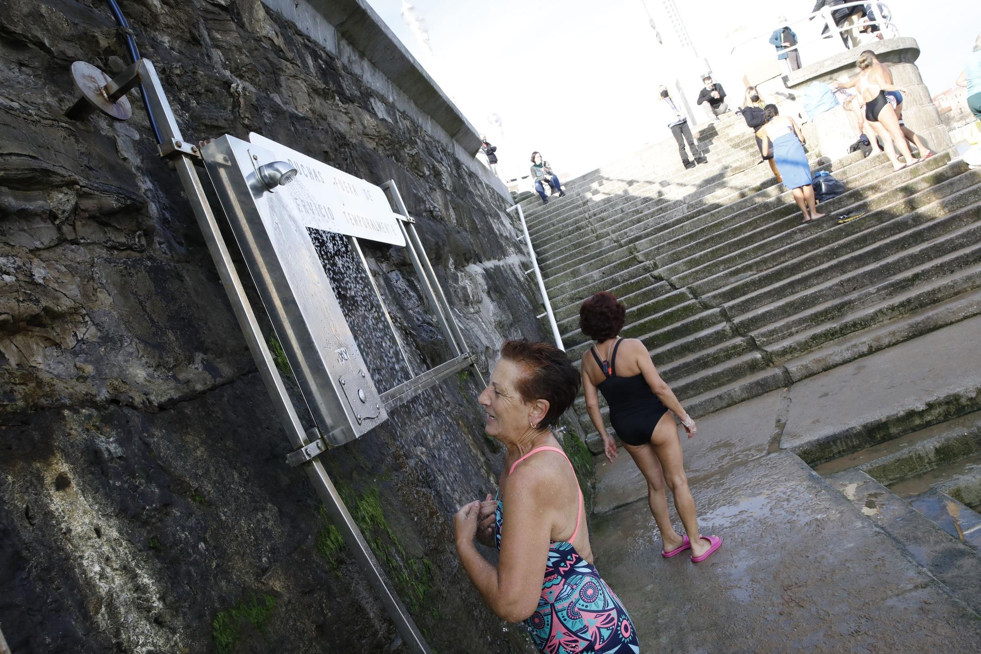 Los ba�istas de la Escalerona, en la playa de San Lorenzo (17).jpg