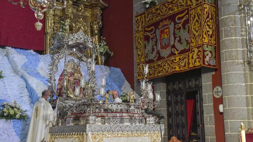 La Virgen del Pino baja del camarín