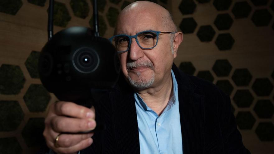Jorge Algora, con una cámara Insta Pro 360 que graba recorridos de 360 grados.