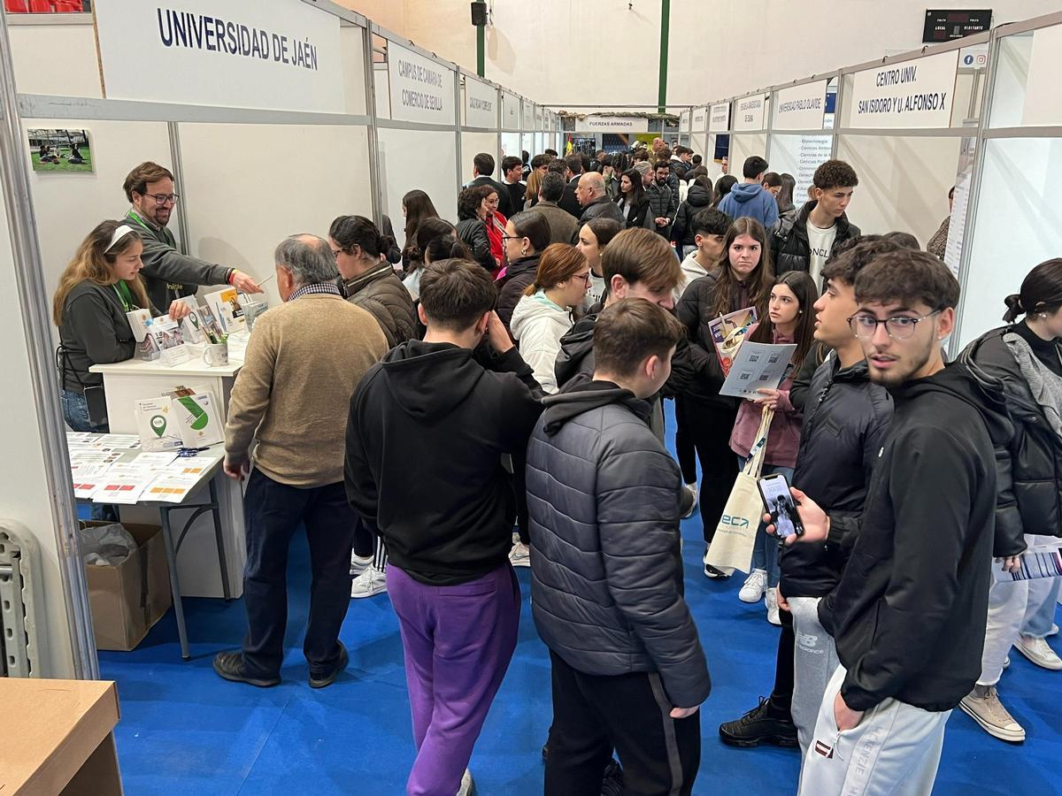 Visitas al Salón del Estudiante de Lucena en la pasada edición.