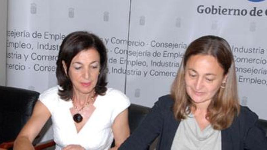 Margarita Ramos y Mari Luz Rodríguez, ayer, tras la firma del Plan Integral de Empleo de Canarias. i YAIZA SOCORRO