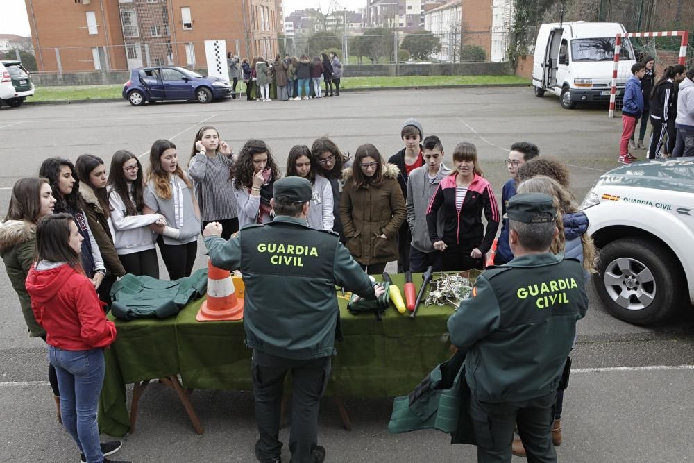 Exposición y exhibición de la Guardia Civil en el IES de Roces