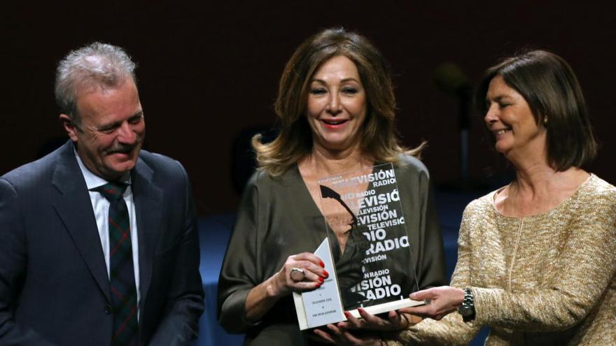 Ana Rosa recibe el Premio Joaquín Soler Serrano.