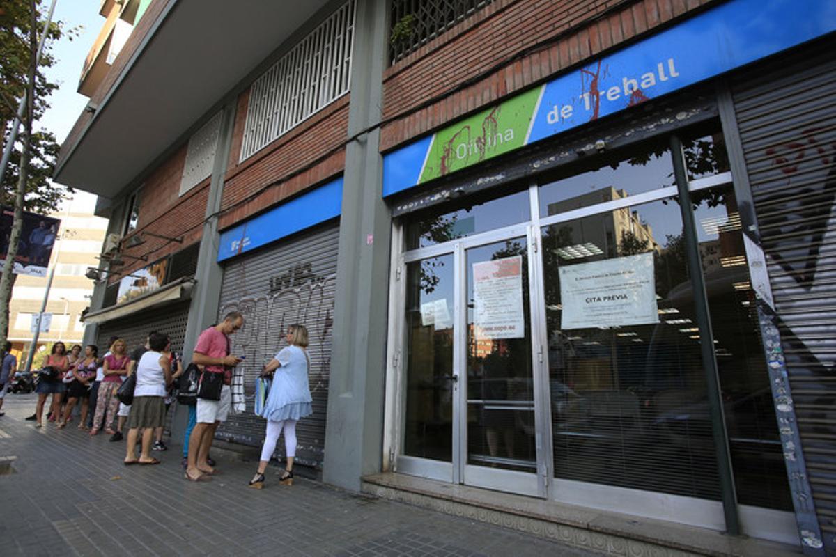 Cua a l’oficina de Treball, al carrer de Guipúscoa de Barcelona.