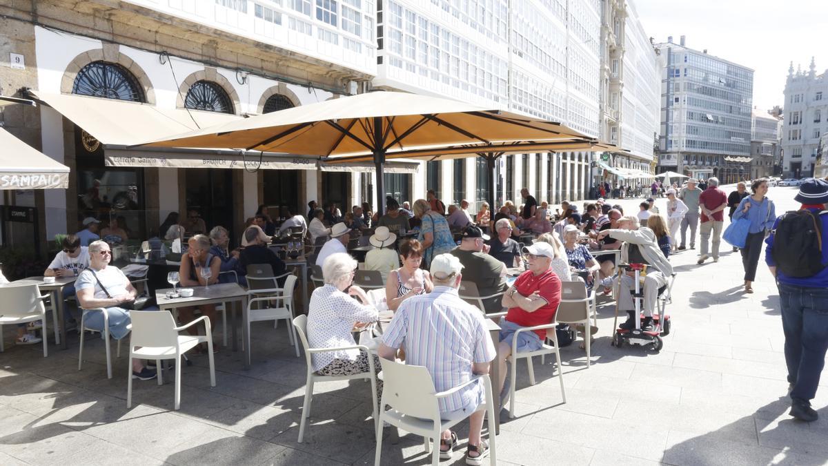 Turistas en la plaza coruñesa de María Pita.