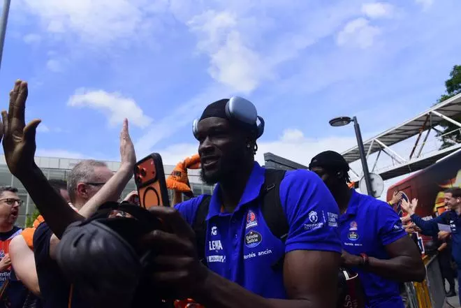 Recibimiento al Leyma Básquet Coruña antes de la semifinal por el ascenso a ACB ante el Palencia