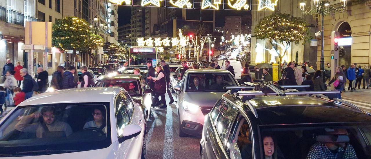 Atasco por las luces 
de Navidad en el centro.  | FOTOS: MARTA G. BREA