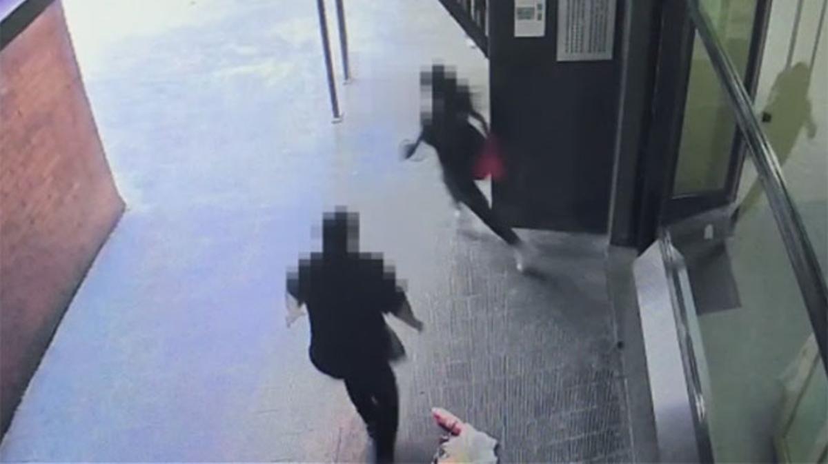 La càmera de seguretat de l’edifici va registrar la pallissa d’una dona a la seva filla de 12 anys a Barcelona, el 19 d’abril.