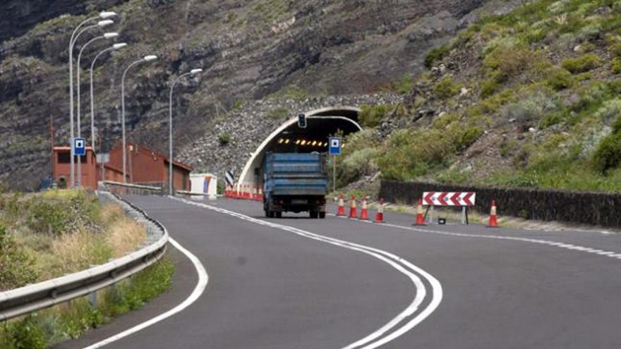 Carril cerrado al tráfico en el acceso al túnel de Los Roquillos en El Hierro. | EFE