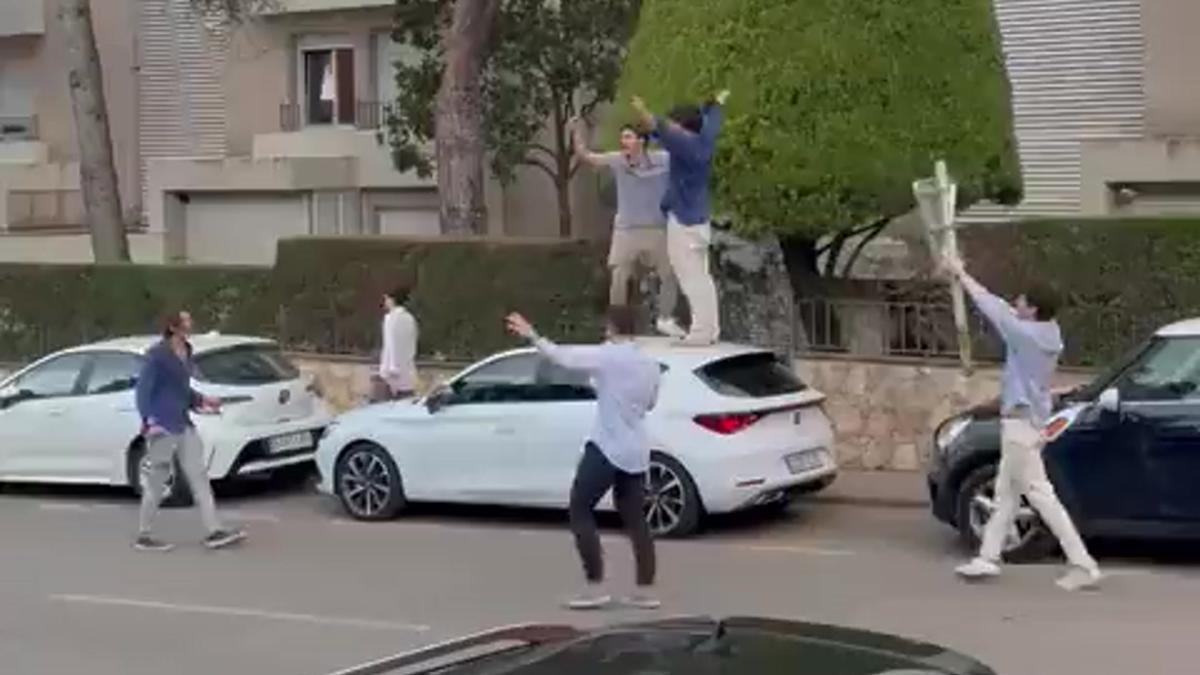 Un grupo de jóvenes arranca mobiliario urbano, se encarama a coches y los destroza en Palafrugell