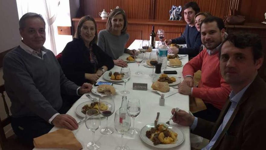 Imagen de la comida en la que participó Pastor en Forcarei junto a varios alcaldes de la zona.