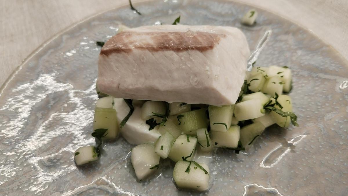 Gedünsteter Fisch auf Gurke und Joghurt.