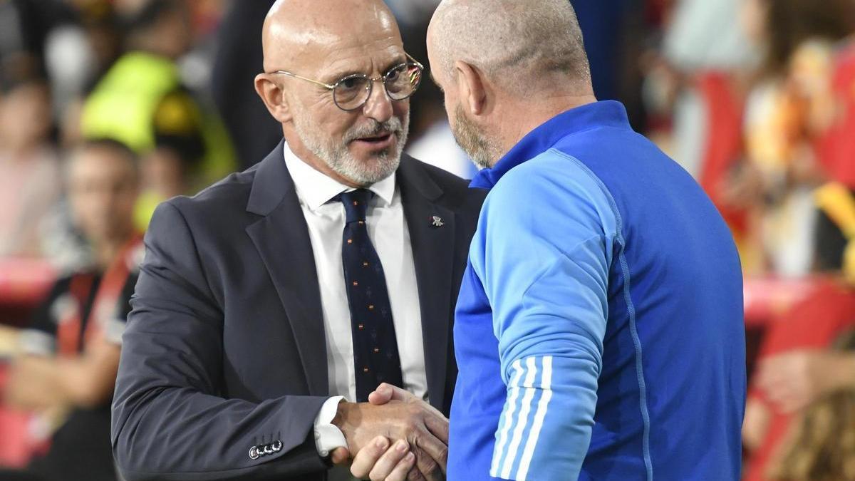 Luis de la Fuente saluda al escocés Steve Clarke al inicio del partido