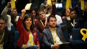 Marta Vilalta y Pere Aragonès, durante las votaciones en el congreso nacional de ERC, este sábado. 